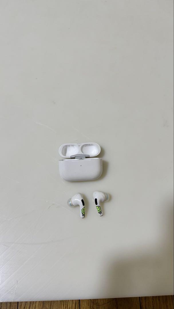 AirPods Pro 本体と充電ケース