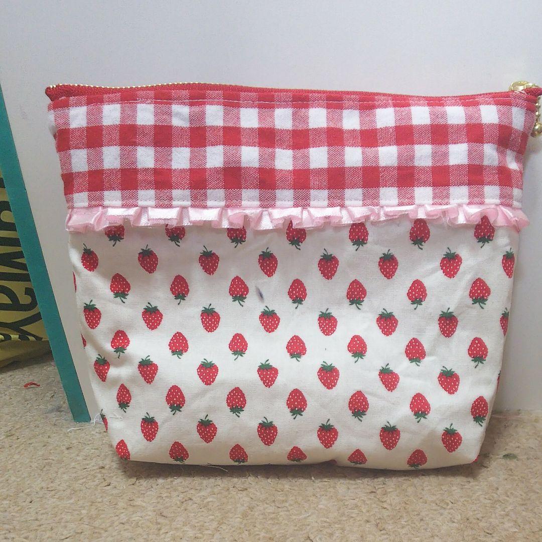 メルカリ ハンドメイドイチゴの可愛い ポーチ ファッション雑貨 666 中古や未使用のフリマ