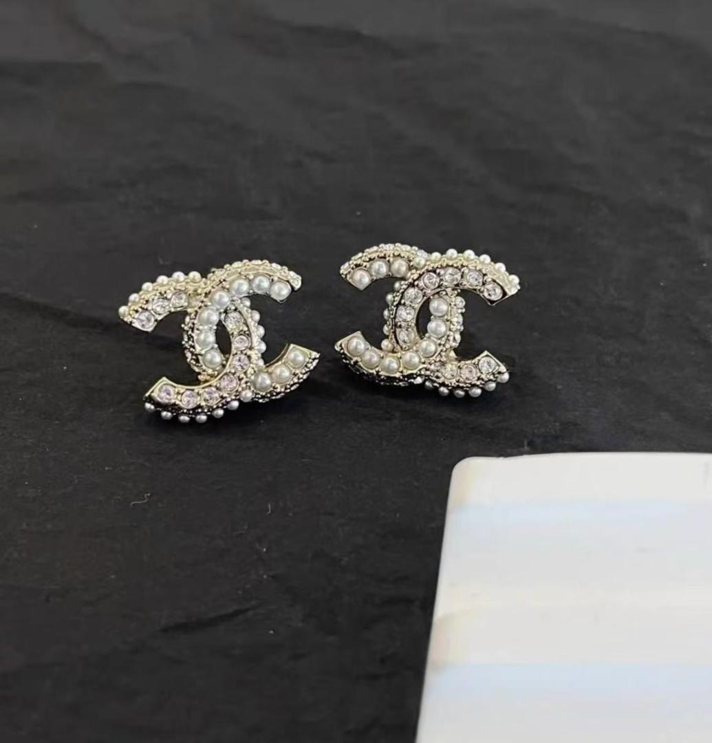 【ファッション通販】 CHANEL メルカリ - クリスタルパールロゴスタッドピアス アクセサリー