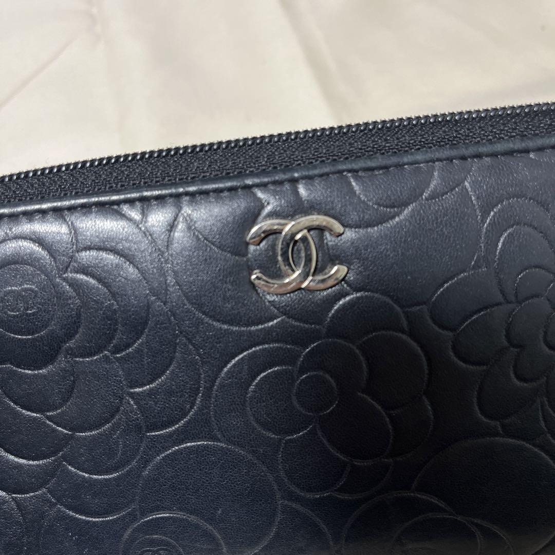 9. CHANEL カメリア ラムスキン ラウンドファスナー長財布