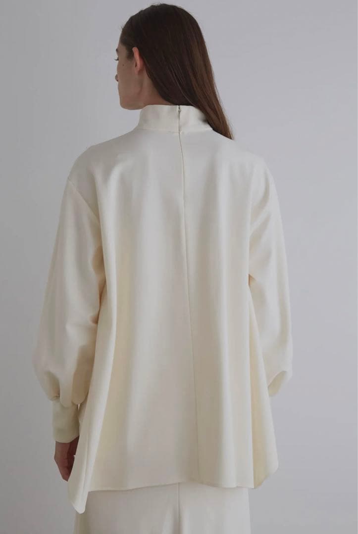 美品✨LE PHIL バックピーチストレッチブラウス 2024FW 美品✨LE PHIL バックピーチストレッチブラウス 2024FW