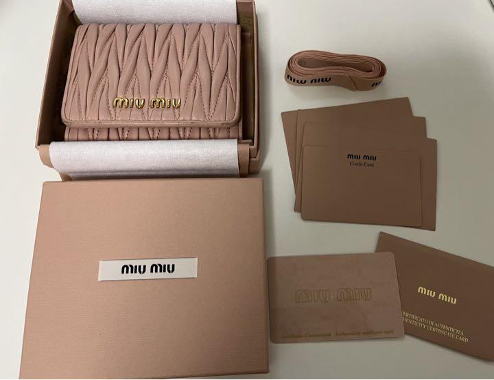 MIU MIU マテラッセ ピンク 折りたたみ財布