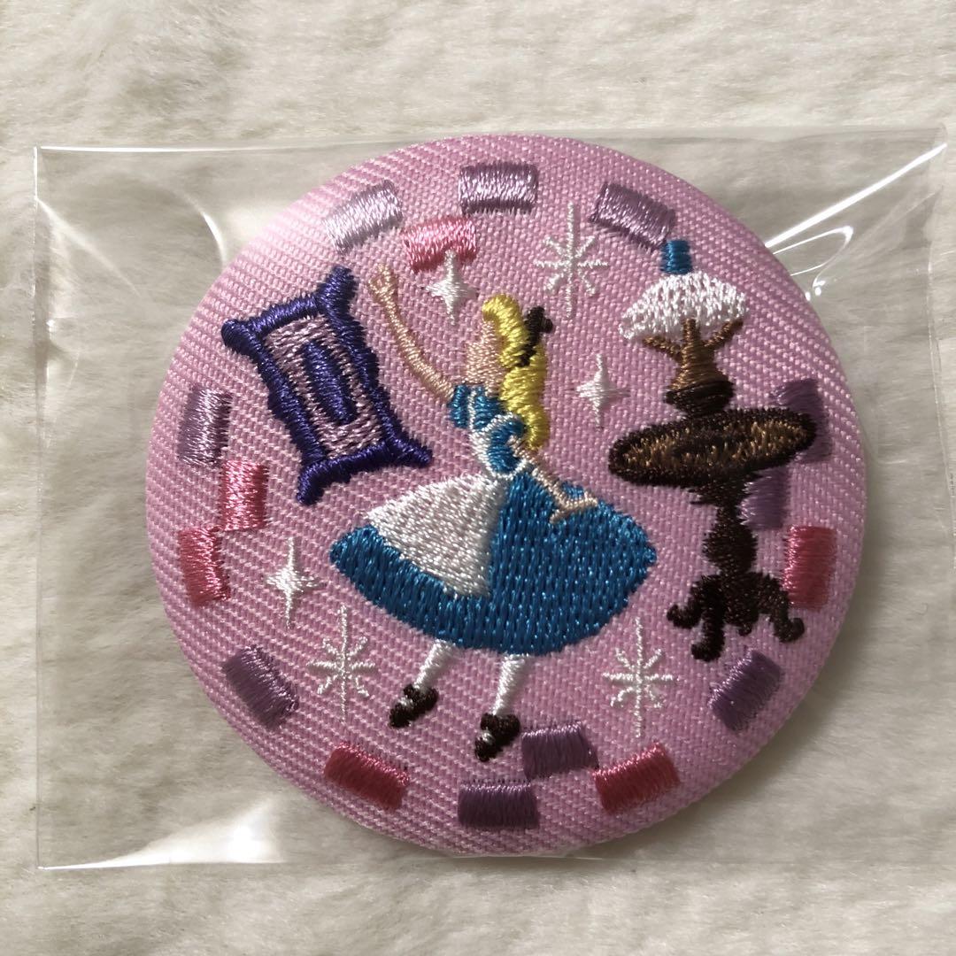 ディズニー刺繍缶バッジ 不思議の国のアリス - メルカリ