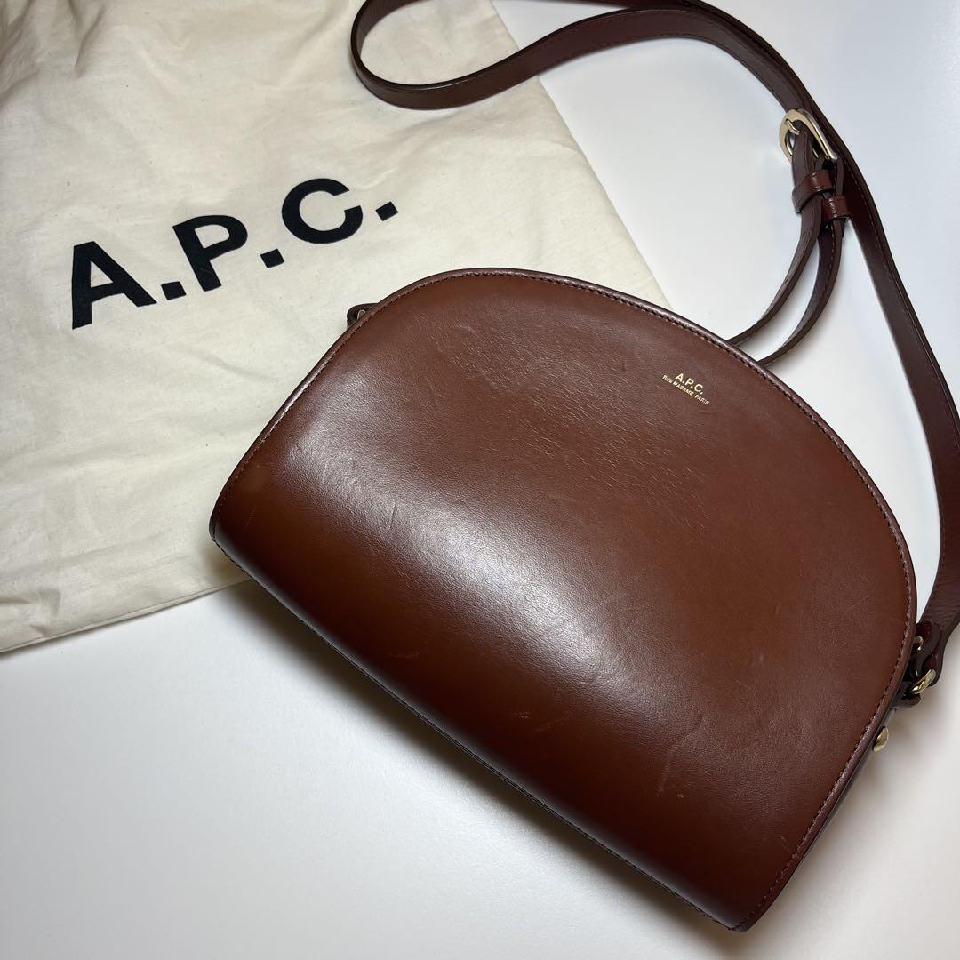 A.P.C.ブラウンレザーショルダーバッグ ハーフムーン型 A.P.C.☆アーペーセー ハーフムーン ブラウンレザーショルダー