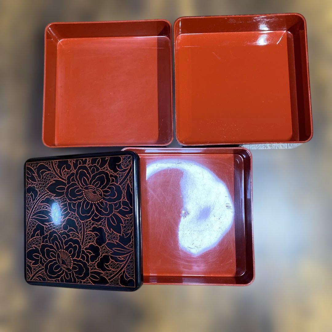赤い漆器の重箱 花模様 赤い花柄の漆器重箱 3段 ケース付き - メルカリ