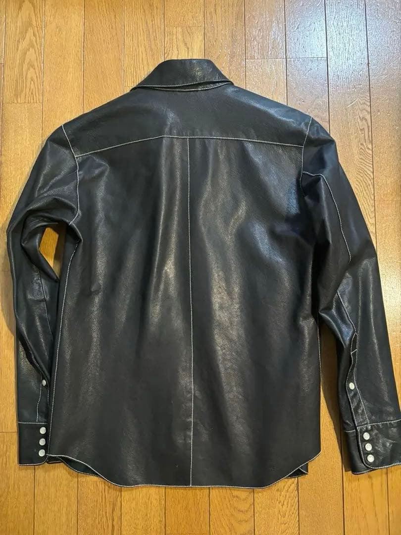 黒　レザーシャツ