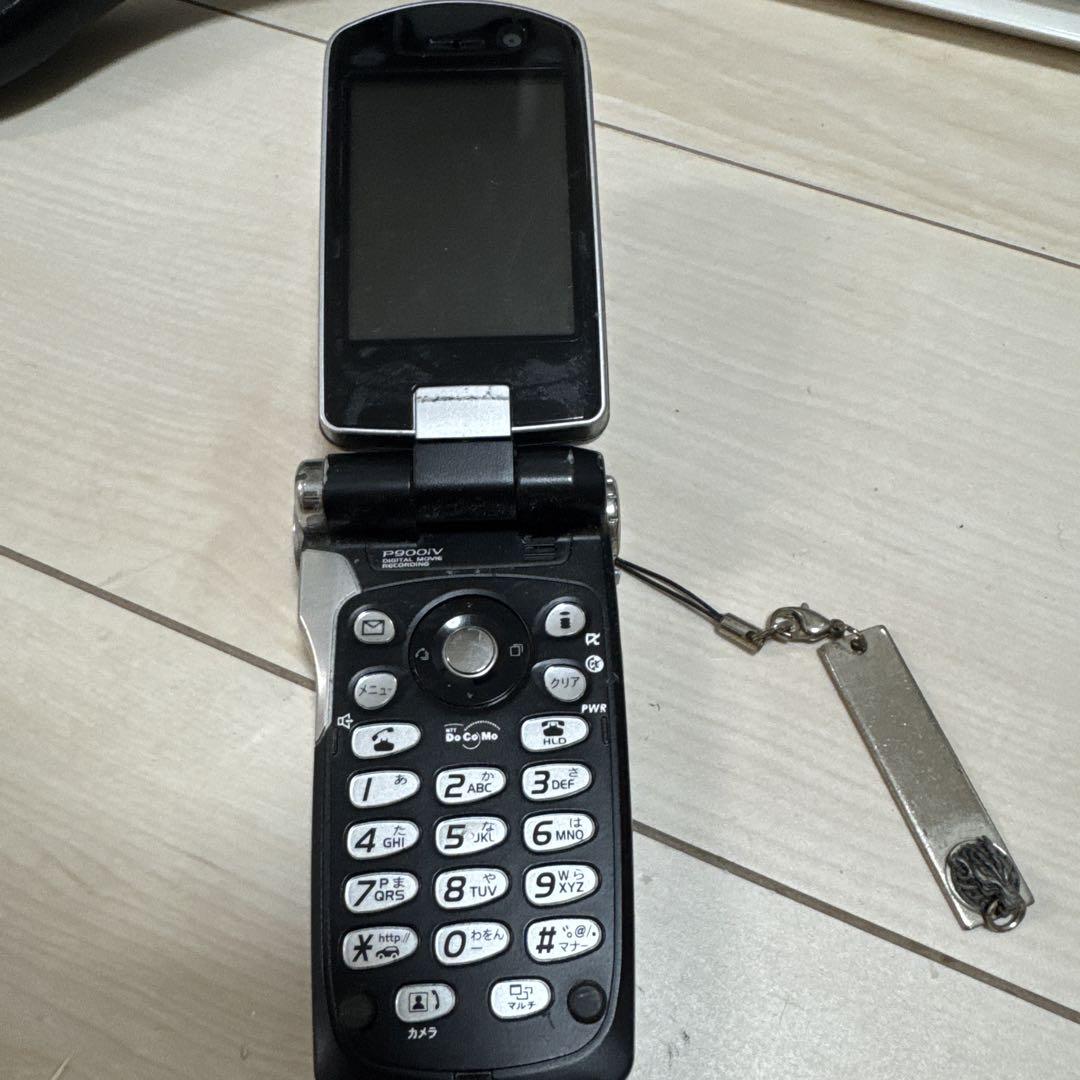 ドコモ P900iV クラウドブラック 卓上充電器付き ドコモ P900iV クラウドブラック 卓上充電器付き 携帯電話本体