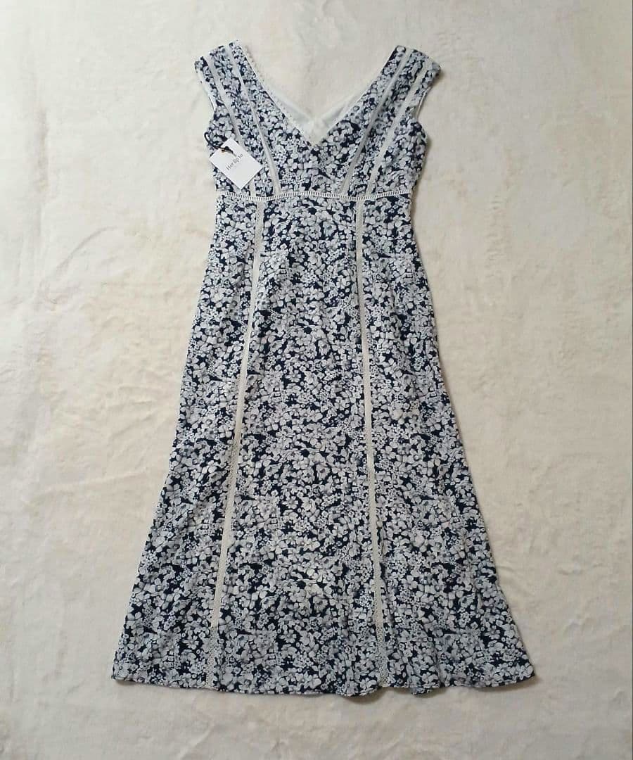 新品未使用herlipto Lace Trimmed Floral Dress 新品未使用herlipto Lace Trimmed Floral Dress
