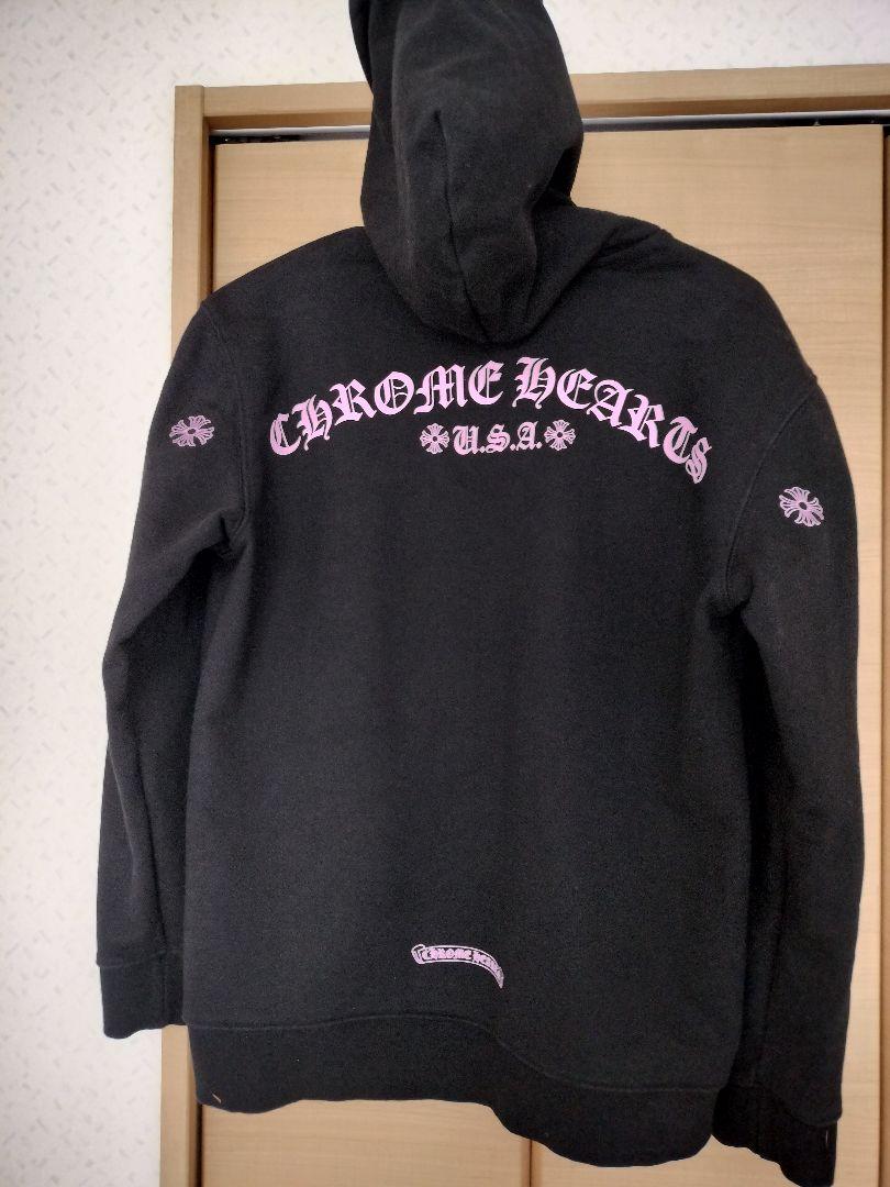 クロムハーツ 黒のフード付きパーカー 紫の装飾