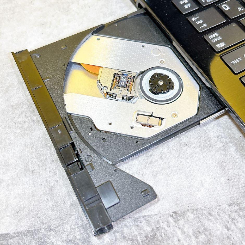 高年式✨新品SSDで快適✨カメラ付き おしゃれ黒 ブルーレイ フルHD 仕事趣味