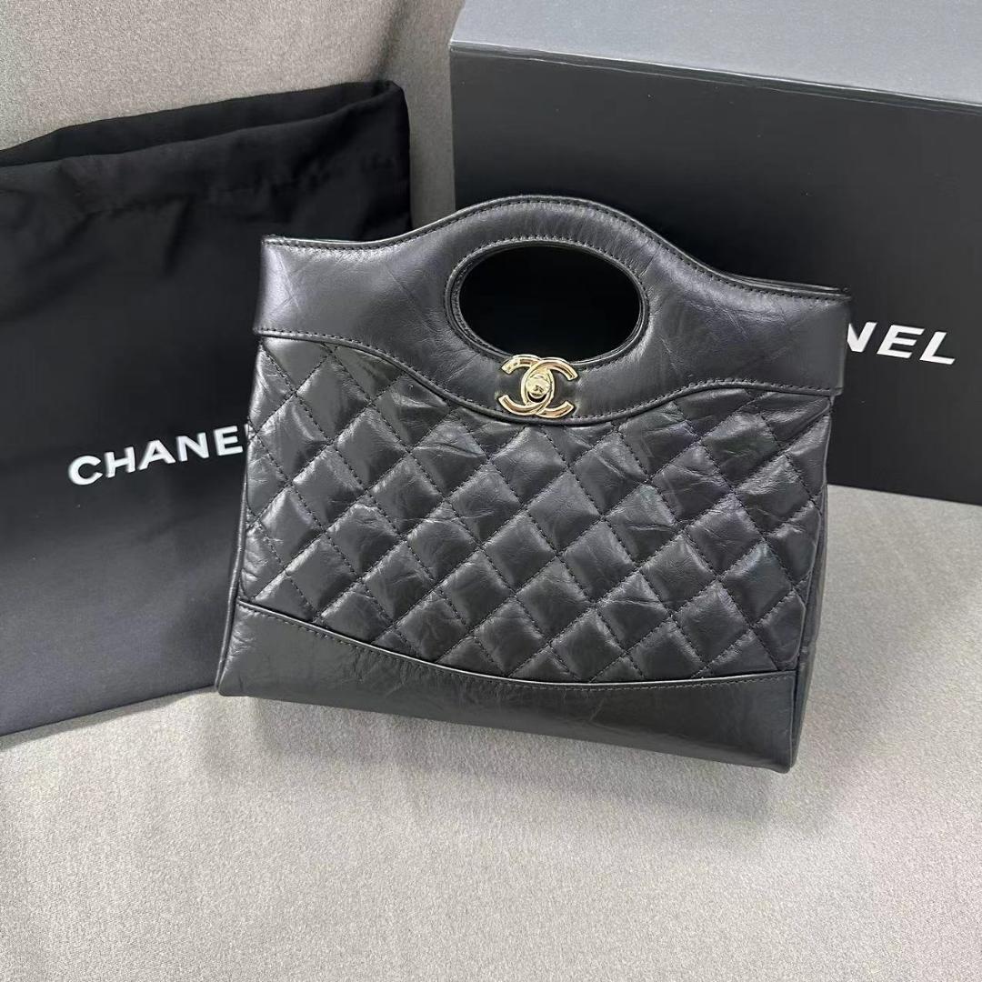 CHANEL ブラックレザーショルダーバッグ CHANEL ブラックレザー ショルダーバッグ タッセル付き