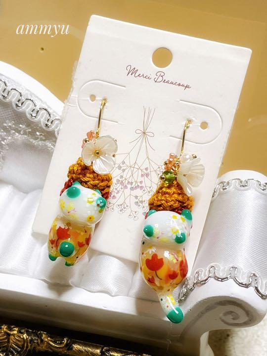 handmade ♡ ポップな紅葉にゃんこのどんぐり乗っけピアス