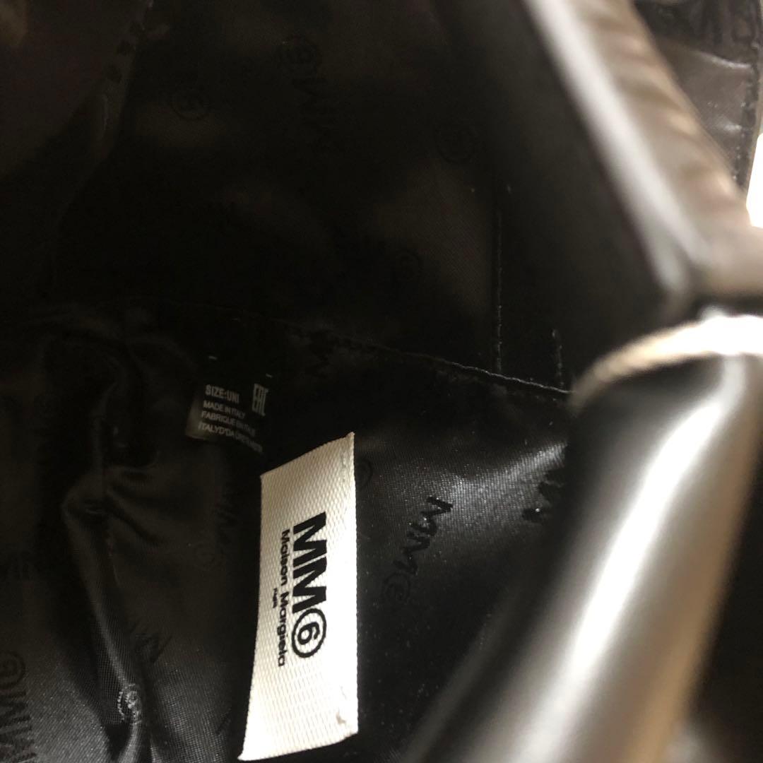 MM6 メゾンマルジェラ ニュージャパニーズショルダーバッグ ブラック MM6 メゾンマルジェラ ニュージャパニーズショルダーバッグ ブラック