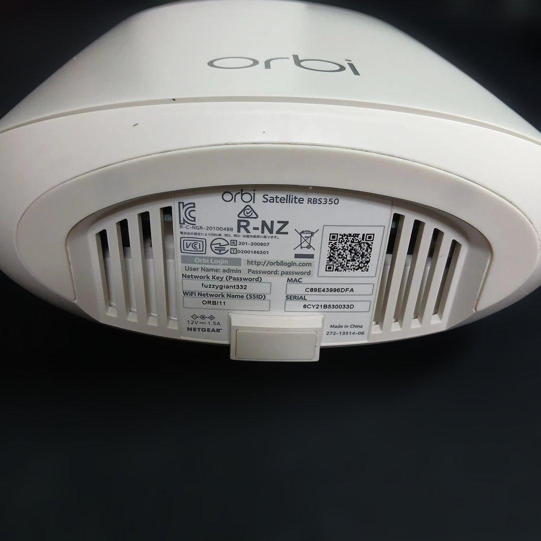 ホワイト orbi中継器目立った傷や汚れなし