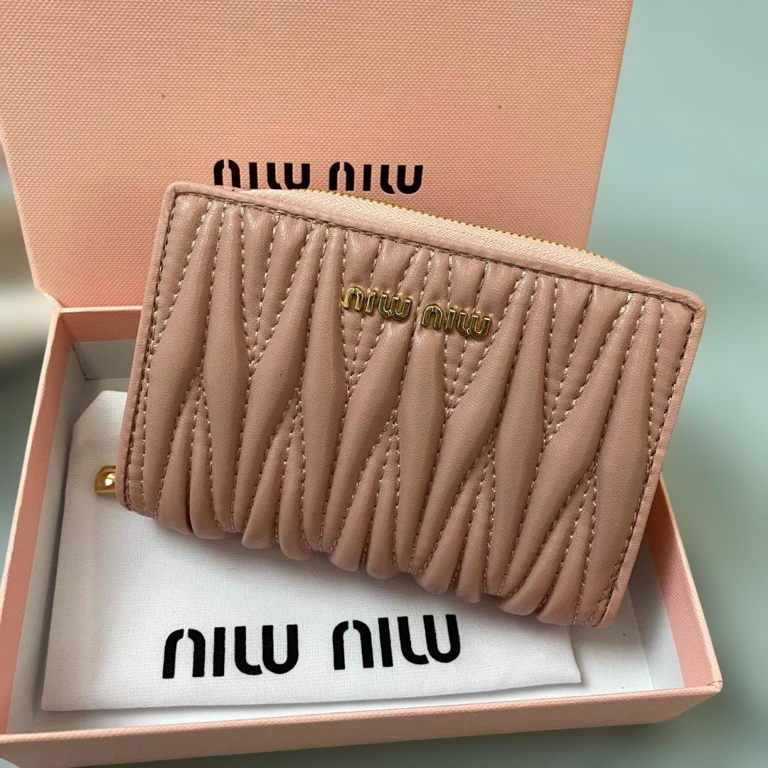 MIU MIU ピンク 波形デザイン 二つ折り財布