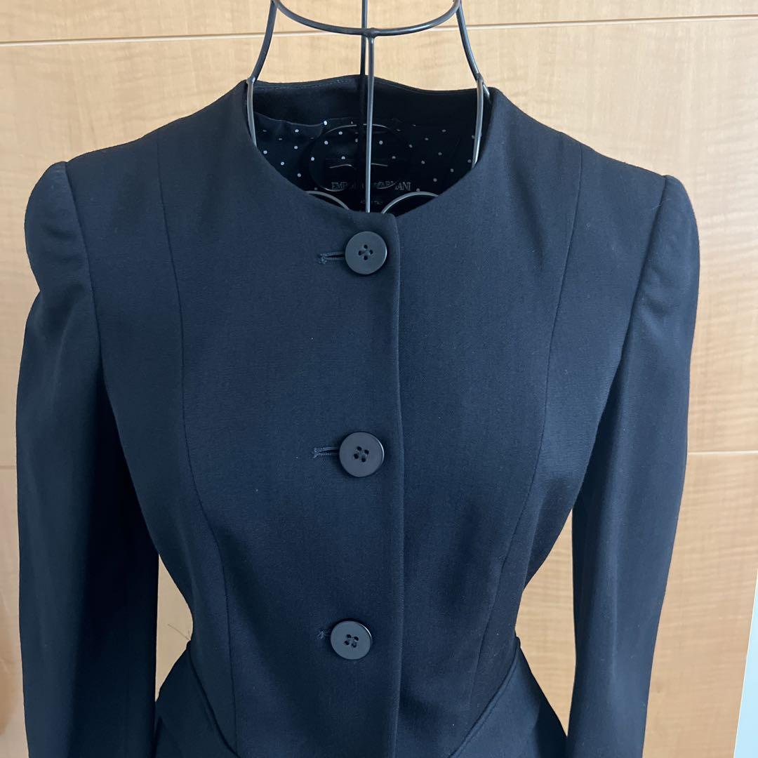 大人女性の ⭐️ENPORIO タイトフィット ボタン付きジャケット 黒 ARMANI ジャケット・アウター