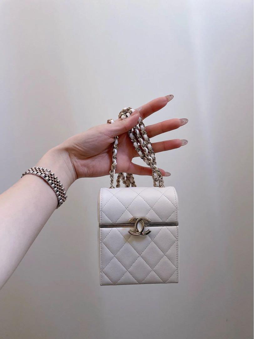 CHANEL ホワイト キルティング バッグ - メルカリ