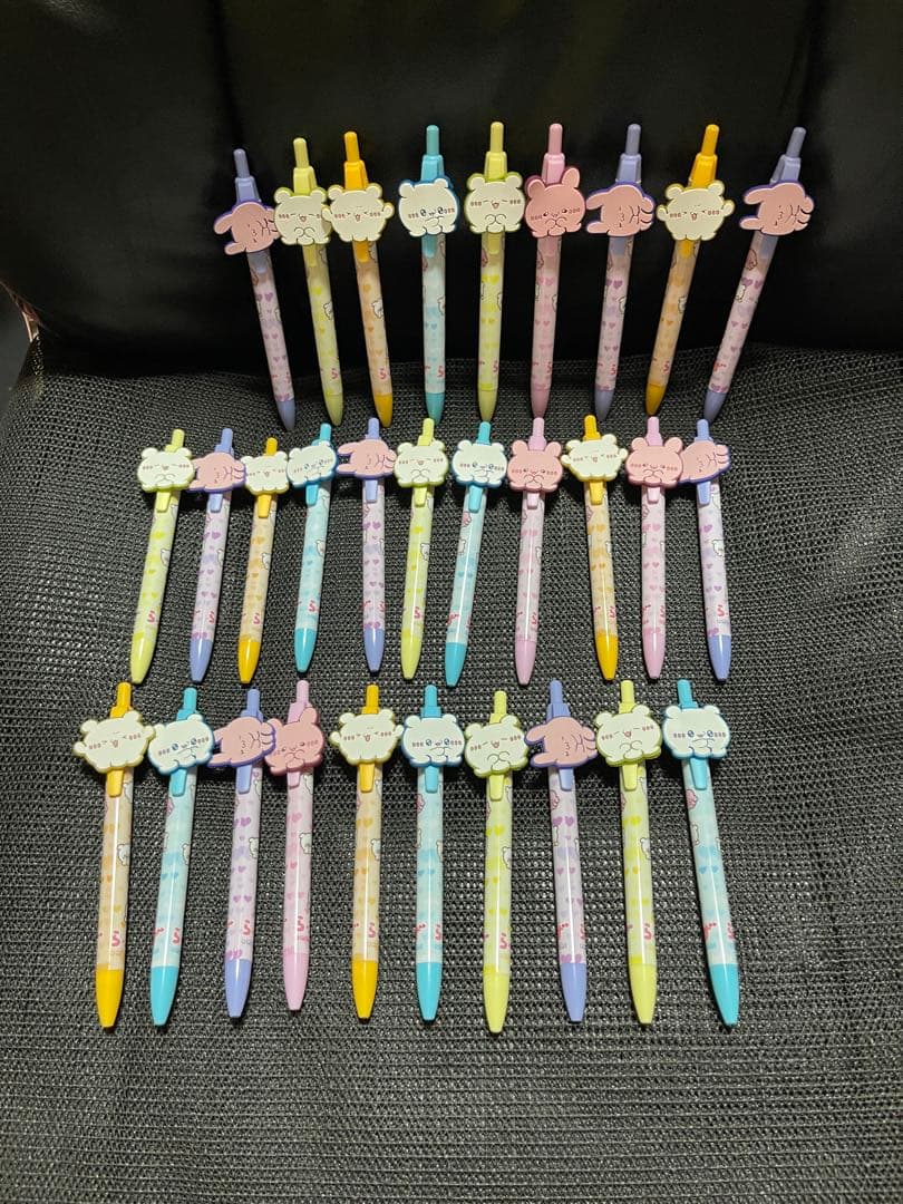 らぶいーずキャラクター付きボールペン30本セットです。