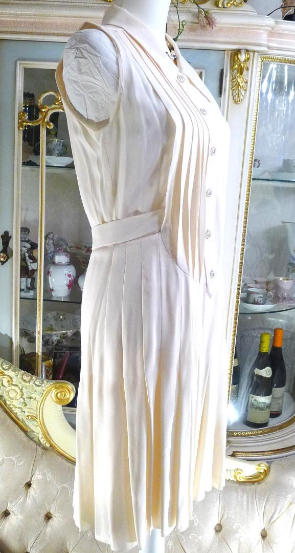◇【シャネル】クリームカラー高級金属ボタン7個シルクワンピ美品07P#38◇ ◇【シャネル】クリームカラー高級金属ボタン7個シルクワンピ美