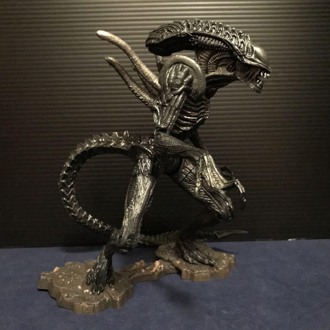 NECA「エイリアンズ vs プレデター２」 AVP2 エイリアン フィギュア