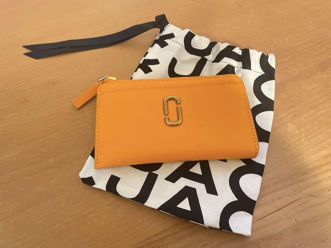 MARC JACOBS ザ Jマーク トップジップ マルチ ウォレット　オレンジ