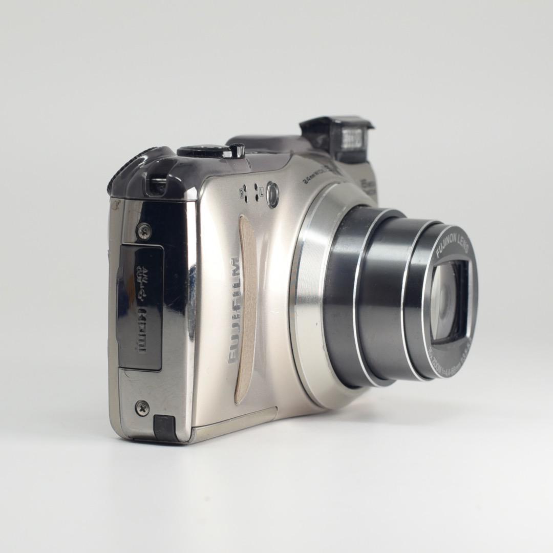 【極美品】FUJIFILM FINEPIX F550 EXR デジカメ シルバー Amazon | FUJIFILM デジタルカメラ FinePix F550EXR 光学15倍