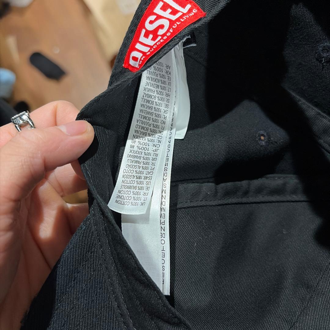 DIESEL ブラックキャップ メタルロゴ付き DIESEL ブラックキャップ メタルロゴ付き