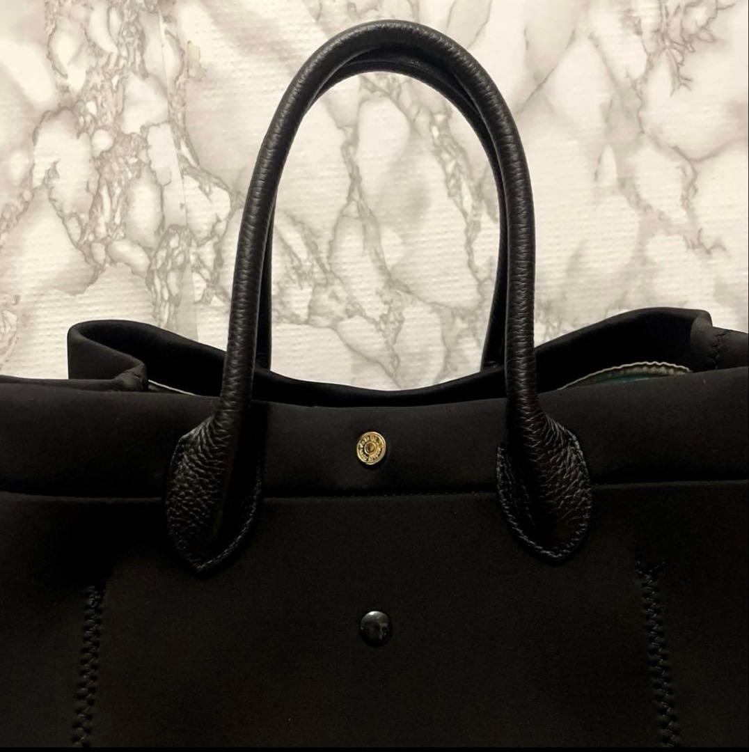 未使用に近い美品　A.D.M.J エンブレムハンドバッグ　本革レザー使い　日本製 未使用に近い美品 A.D.M.J エンブレムハンドバッグ 本革レザー