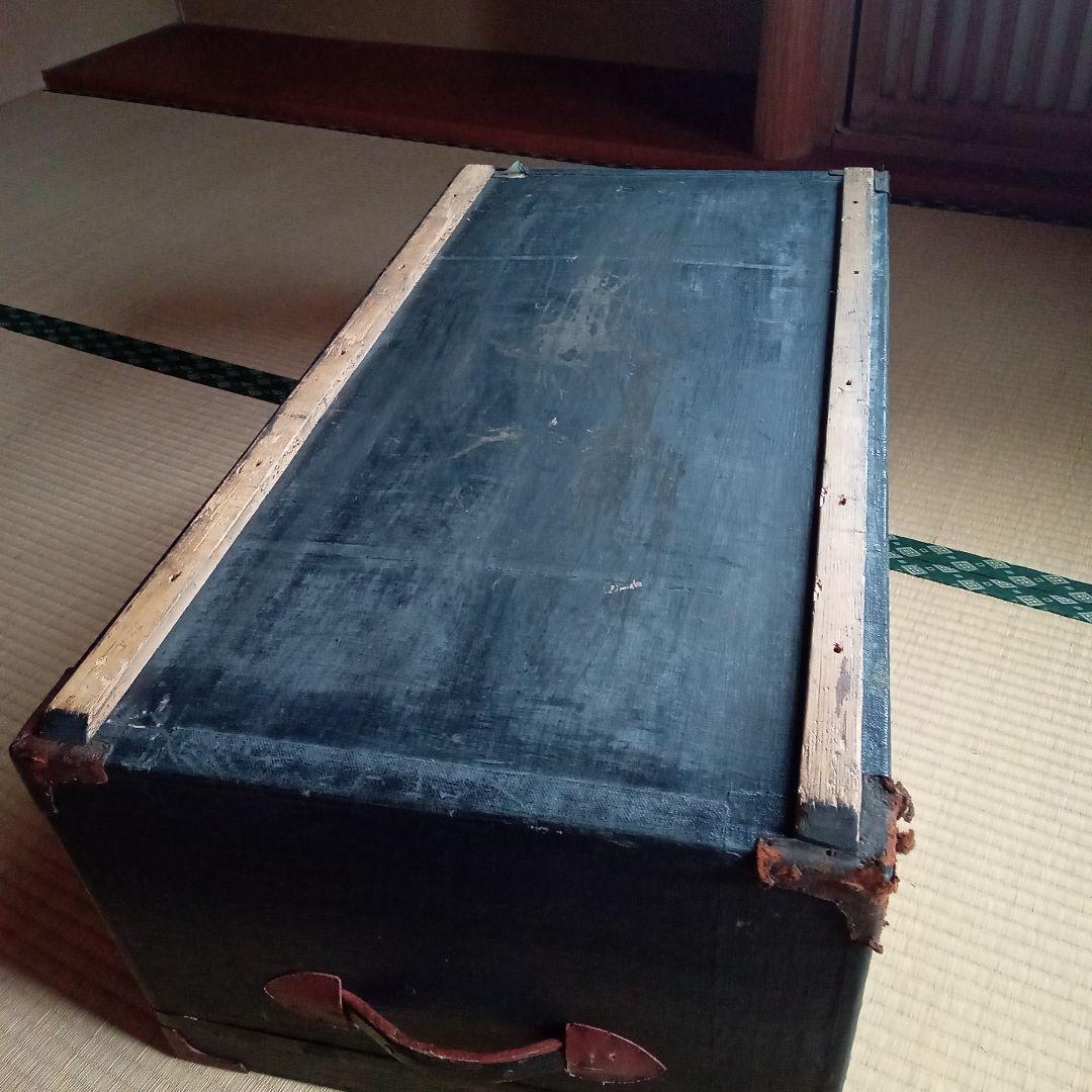 黒い木製の箱 赤い花のデザイン