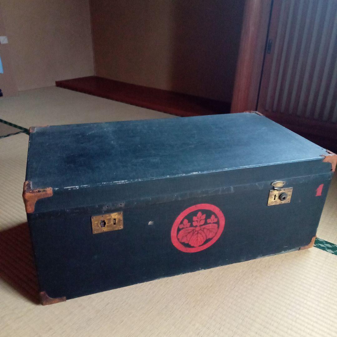 黒い木製の箱 赤い花のデザイン