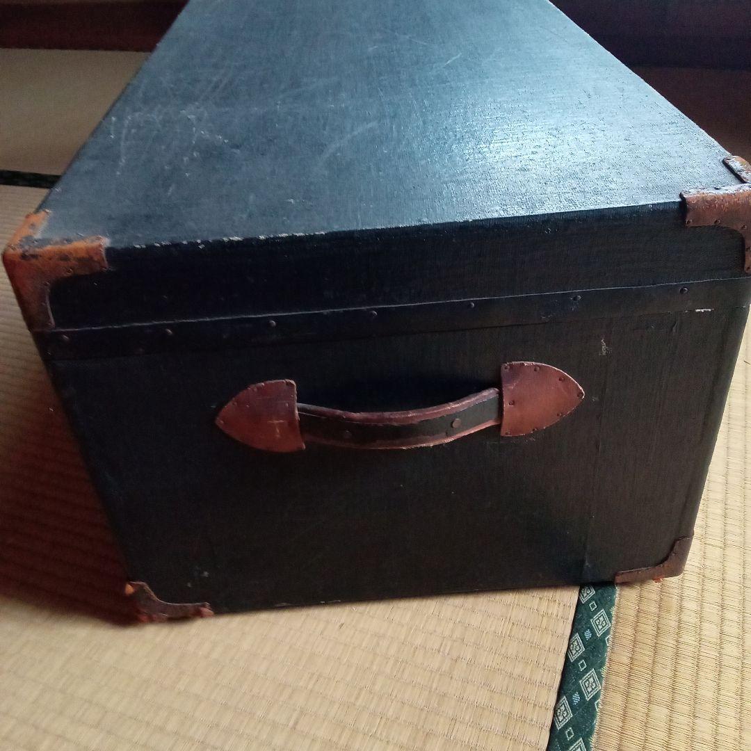 黒い木製の箱 赤い花のデザイン