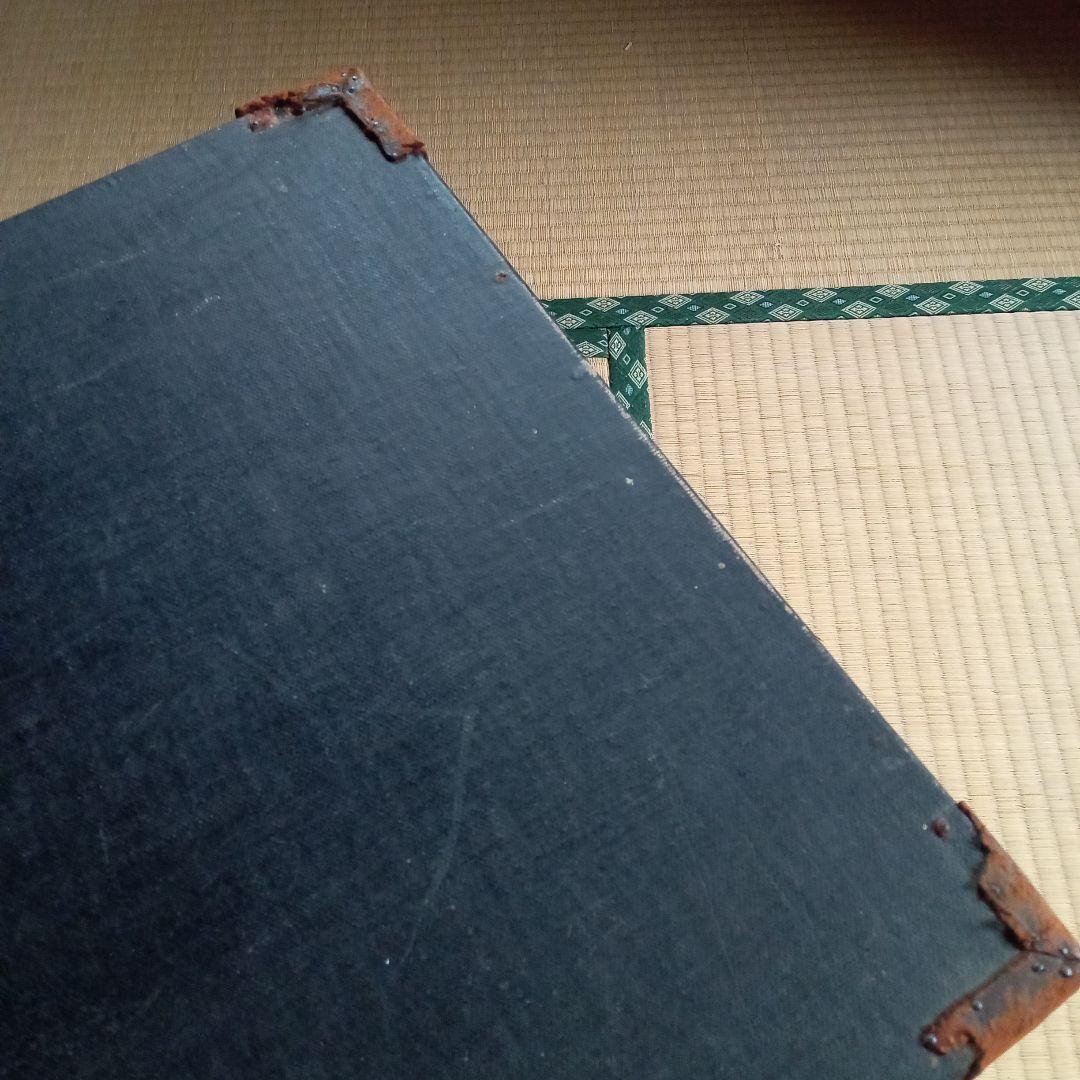 黒い木製の箱 赤い花のデザイン