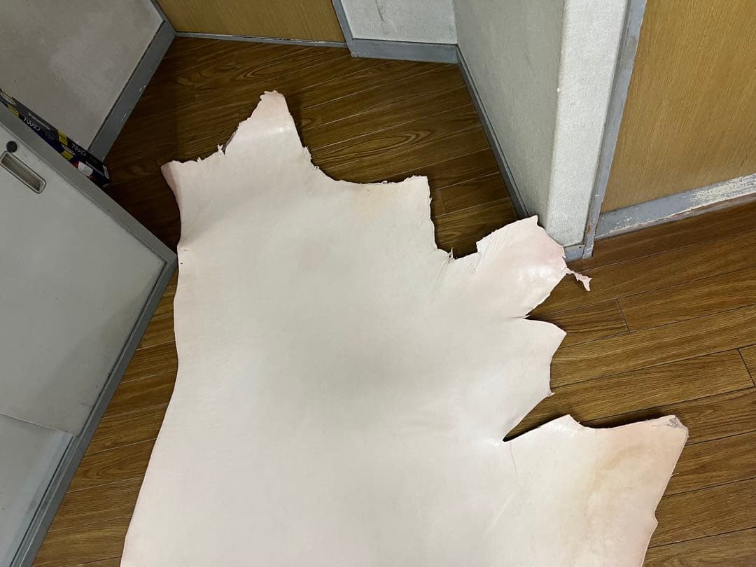 ヌメ革 牛革 ３ ０ミリ ナチュラル ２３０DSやや傷や汚れあり NEXPOTALLINN_EU