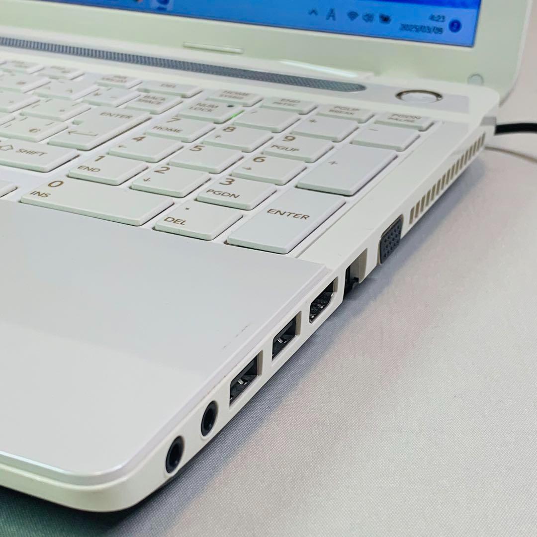カメラ✨SSD✨東芝✨Office✨15.6インチ✨ホワイト✨ノートパソコン
