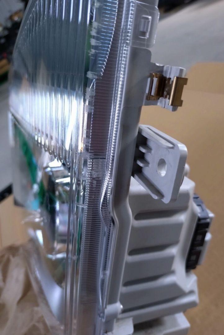 純正品いすゞエルフプロジェクターLEDヘッドライト左側
