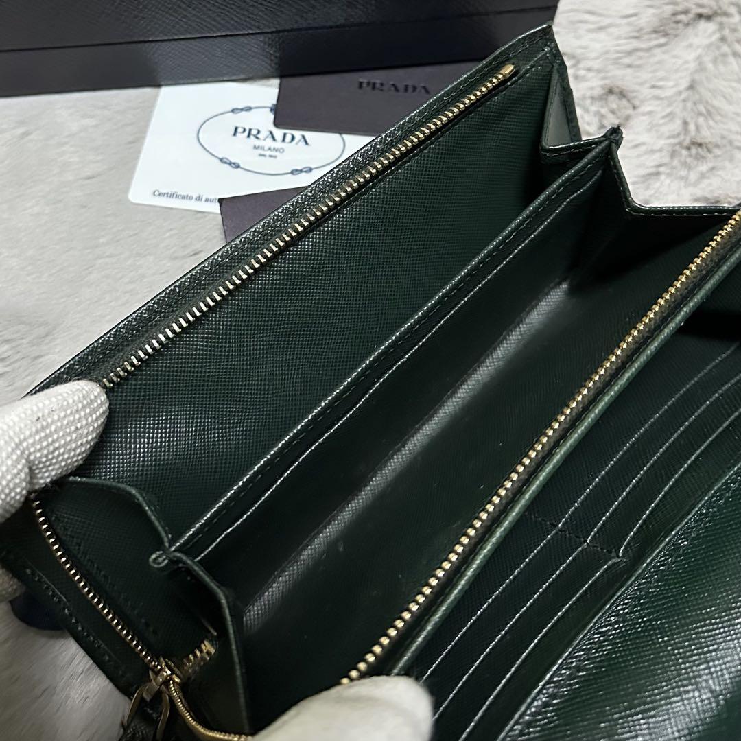 PRADA プラダ　折り財布　グリーン　ロゴ金具　サフィアーノレザー