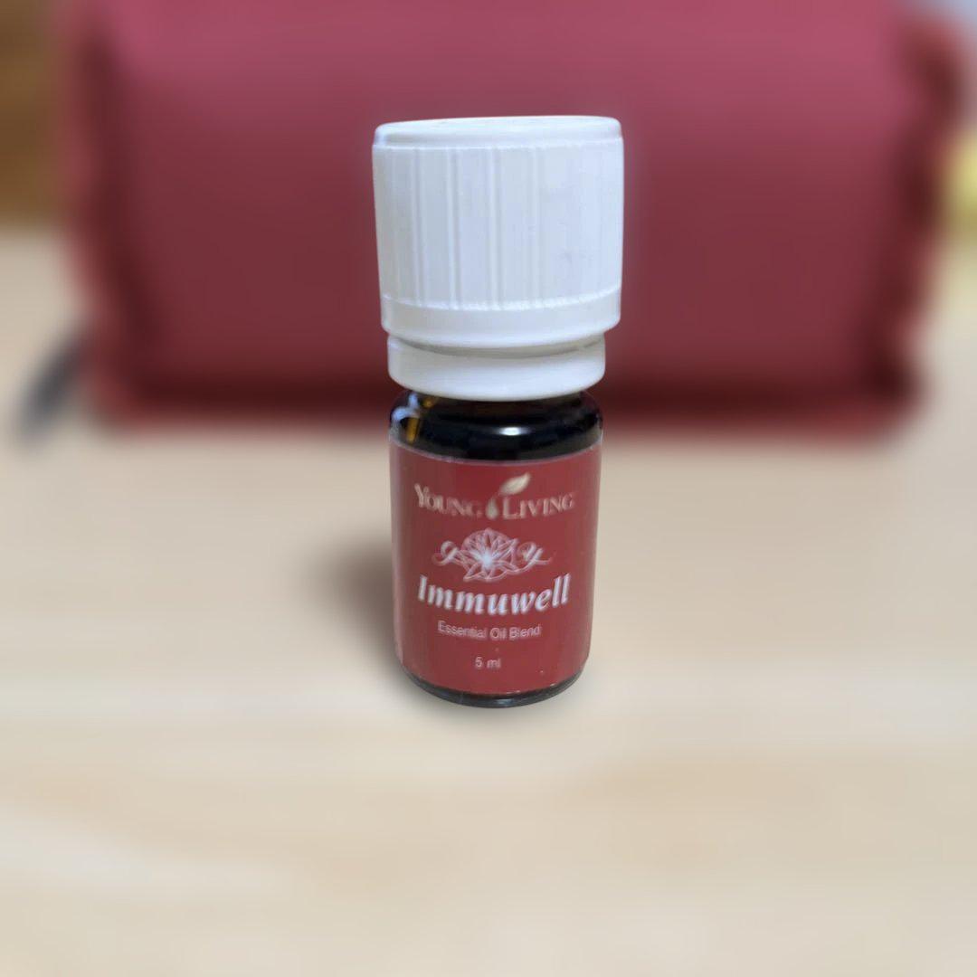 Young Living Immuwell エッセンシャルオイル 。ケース付き