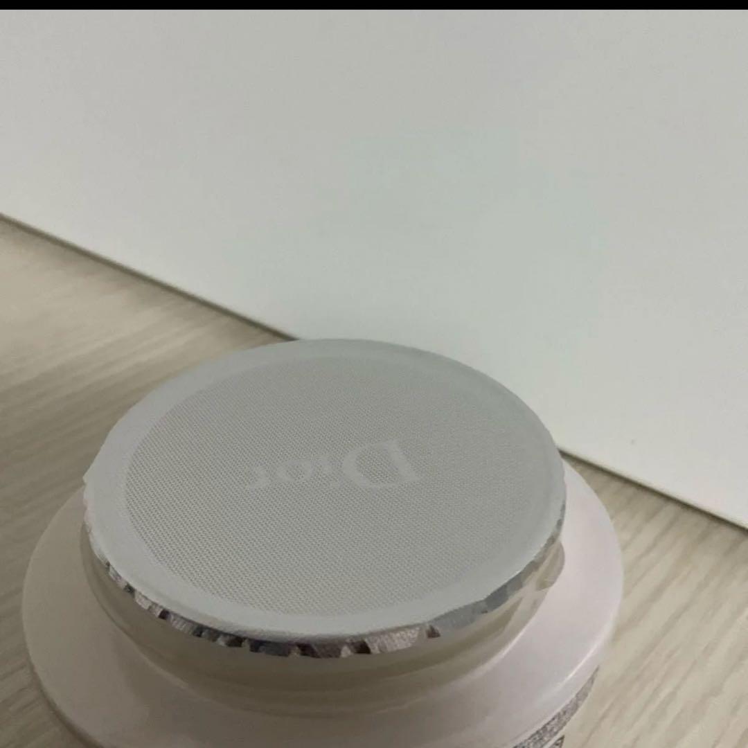 ディオールスノーエッセンスオブライトクリーム