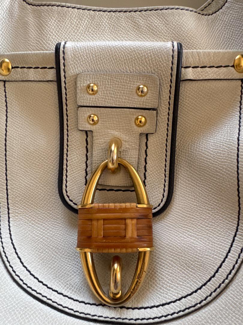 フェラガモ☆ARCHIVE ショルダーバッグ ホワイト Salvatore Ferragamoフェラガモ ショルダーバッグ ホワイト