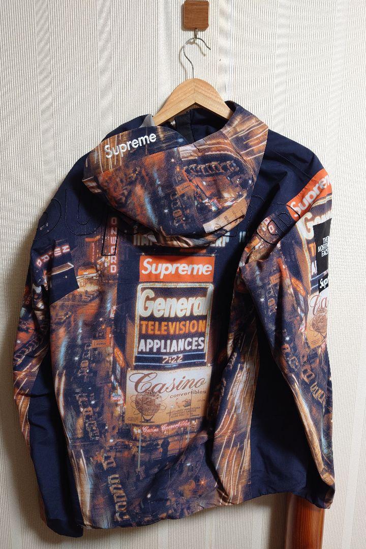 SUPREME × The North Face  Times Square