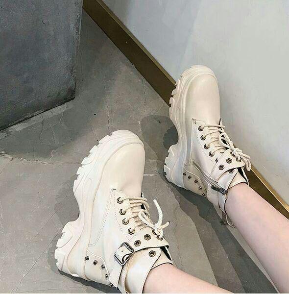 ホワイト ワークブーツ スタッズ付き