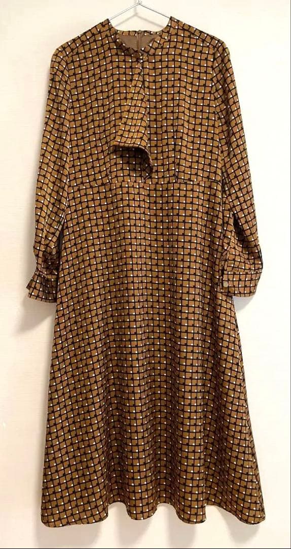 【美シルエット&着映え／洗える】スクエアジオメ柄 ボウタイワンピース