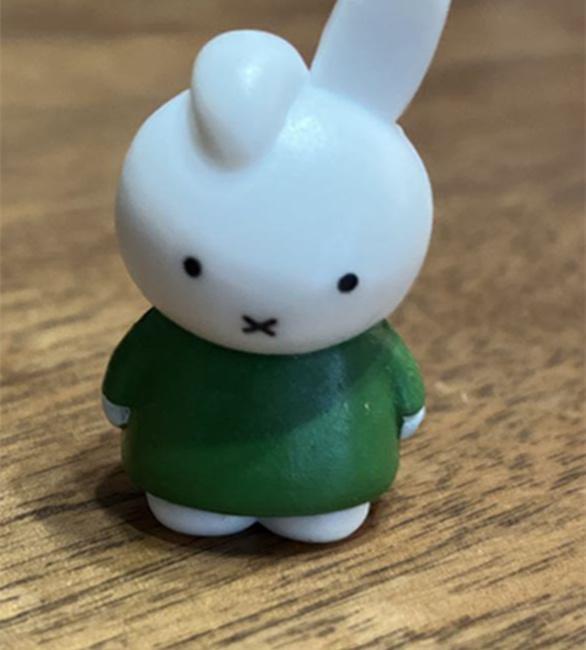 うさぎのフィギュア 緑の服 約5cm