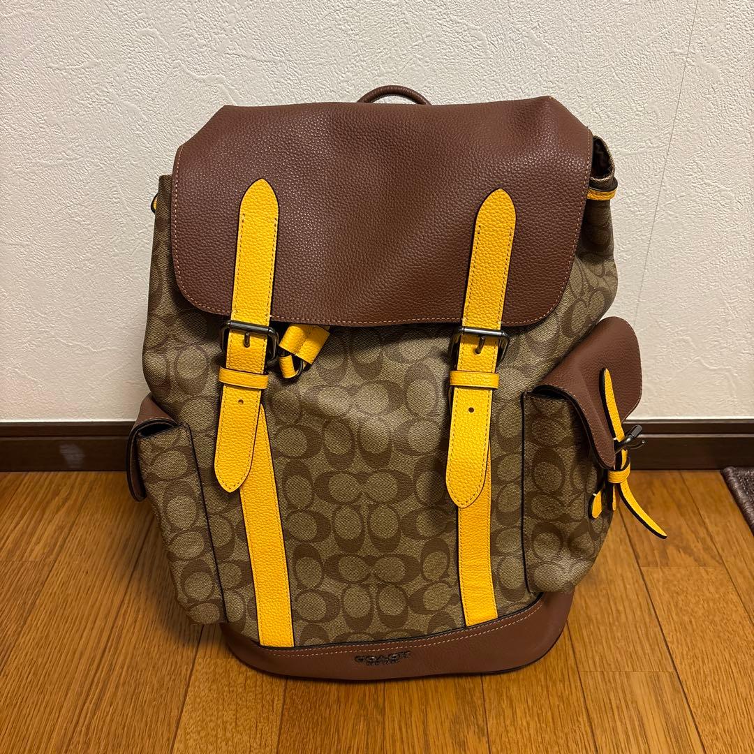 コーチ ブラウンとイエローのリュックCOACH
