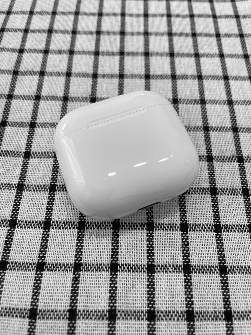 AirPods4本体 ホワイト 充電ケース付き ノイキャンなし AirPods4本体 ホワイト 充電ケース付き