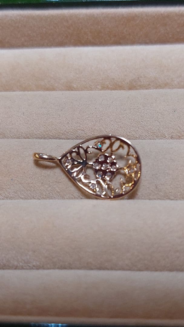 お安く出品K18 ダイヤ 0.20デザインきらりんペンダントトップ