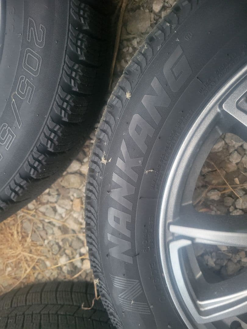 ヴォクシースタッドレスタイヤ、ホイール付き 美品! ヴォクシースタッドレスタイヤ、ホイール付き 美品!