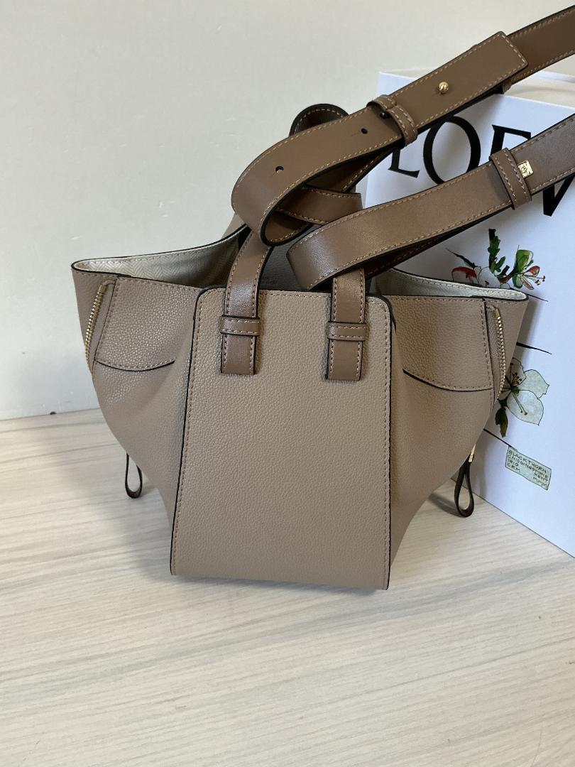 LOEWE ベージュ ショルダーバッグ
