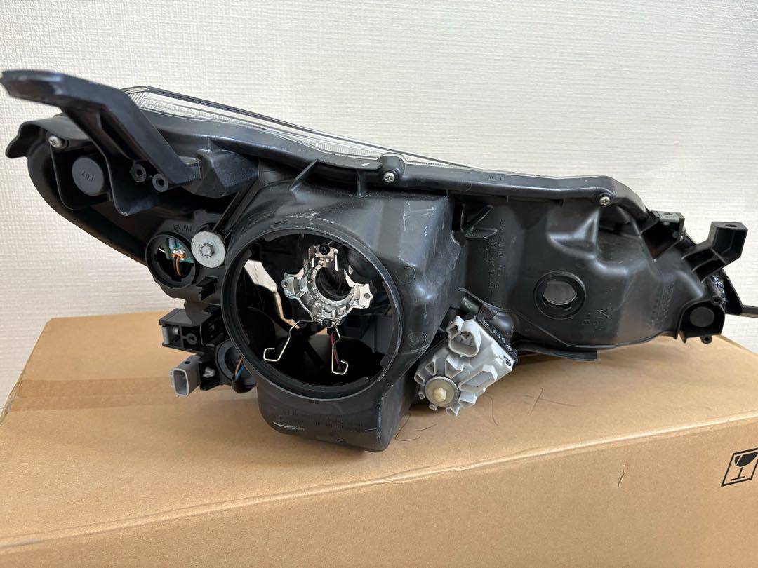 マークＸ　GRX130/135　中期　左ライトHID　22-358　1 球無し
