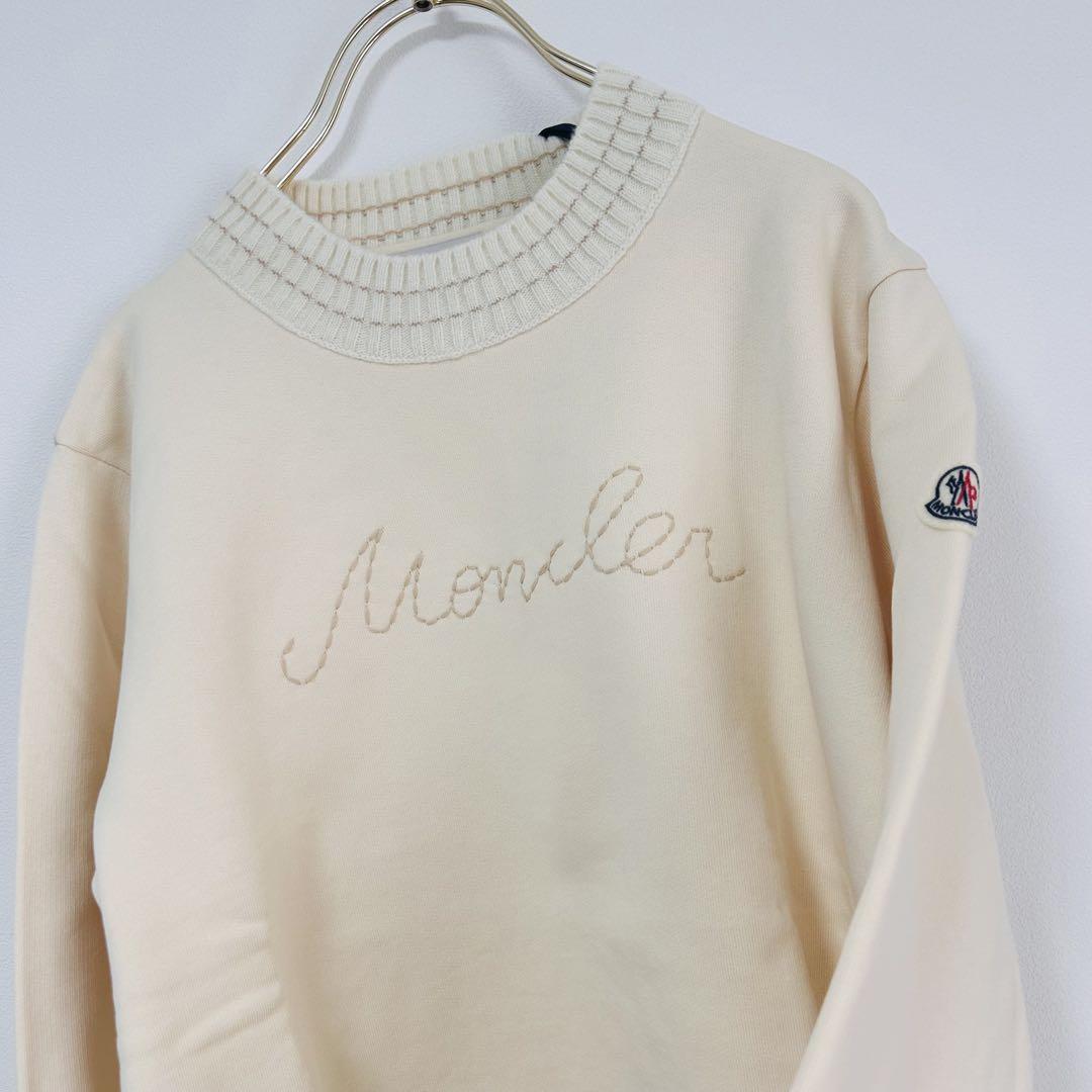 Moncler クリーム色